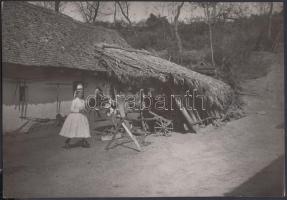 cca 1930 Kerny István (1879-1963): Gazdasági udvar Nádújfalun, feliratozott vintage fotó a szerző ha...