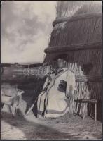 1930 Kerny István (1879-1963): Gulyás a Hortobágyon cifra szűrben, hűséges kutyájával, pecséttel jelzett vintage fotó, 23x17cm