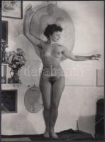 1961 Tiszavölgyi József: Aktmodell a lakásban, vintage fotó a szerző ujjlenyomatával, lapszéli szakadás javítva, 21x15 cm