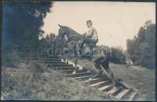 cca 1910 Lépcsőn járó huszárló, speciális kiképzés, privát katonai fotólap megírva, postázva, 9x14 cm