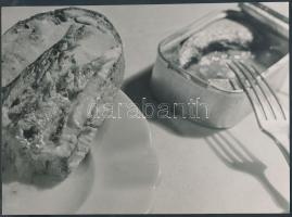 cca 1930-1940 Pöltinger Gusztáv: Halas szendvics, jelzetlen vintage fotóművészeti alkotás a szerző hagyatékából, 23x17 cm