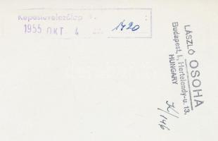 1955 Osoha László: Cséplés Hollókőn, pecséttel jelzett vintage fotó, 18x24 cm