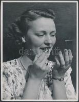 1940 Korschelt Miklós (1900-1982): Randi előtti utolsó korrekciók, pecséttel jelzett vintage fotó, 24x18 cm