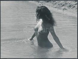 cca 1960-1970 Kalocsai Rudolf: Fürdőzés, a szerző által feliratozott vintage fotó, 18x24 cm