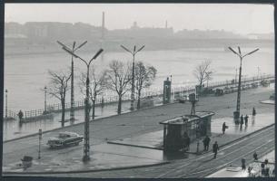 1964. április, Kalocsai Rudolf: Budai Duna-part a Gellért térnél, előtérben egy szép régi villamosmegálló, 12x19 cm