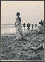 1938 Csík Ferenc (1894-1984): Tengerparti fürdőhely, jelzetlen vintage fotóművészeti alkotás a soproni szerző hagyatékából, 24x18 cm
