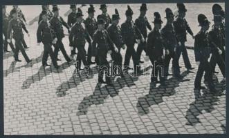 1938 Jermy László: Csendőrök felvonulása Budapesten, jelzetlen vintage fotó, a szerző hagyatékából, 10x17 cm