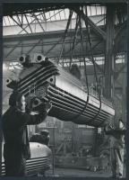 cca 1950-1960 Vadas Ernő (1899-1962): Turbógenerátor készül, pecséttel jelzett vintage fotó, feliratozva, 18x13 cm