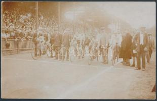 1921. augusztus 28. Budapest, tandem kerékpárverseny rajtja a Millenáris Velodrom-ban, 9x14 cm