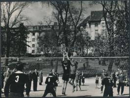 cca 1960 Szabó Gyula: A sport mindenkié, játszik a Csepeli Kőolaj csapata, feliratozva, aláírva, 18x24 cm