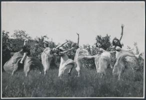 cca 1930-1940 Szöllősy Kálmán (1887-1976): Természeti környezetben forgó lányok, feliratozott fotó a Szentpál iskola archívumából, 12x18 cm