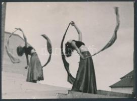 1934 Liebmann Béla (1899-1996) aláírt vintage felvétele a Szentpál csoport szegedi fellépéséről, az iskola archívumából, 6x9 cm