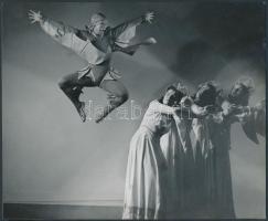 cca 1930-1940 Leichtner Erzsébet vintage fotója Szentpál Olga tánccsoportjának színpadi jelenetéről, pecséttel jelzett, az iskola archívumából, 17,5x21 cm