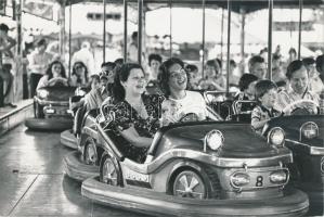 cca 1960-1970 Feri Lukas (Lukács Ferenc, London): Játékos angolok, 4 db jelzetlen vintage fotó a sze...