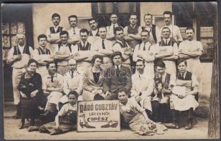cca 1930 Ráró Gusztáv uri és női cipész családtagjai, inasai, segédei, fotólap, 8x13,5 cm
