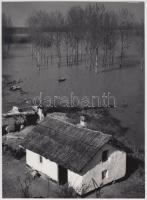 cca 1950-1960 Vincze János: Árvíz, a szerző által feliratozott vintage fotóművészeti alkotás, 24x18 cm