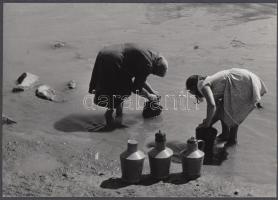 cca 1930-1940 Kannás vízhordók, vintage szociofotó, 13x18 cm