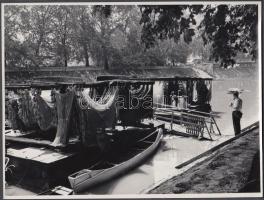 cca 1970 Párniczky József: Halászbárka Baján, száradó hálók, pecséttel jelzett vintage fotóművészeti alkotás, 24x18 cm