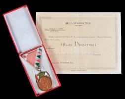1948. "48-as Díszérem" zománcozott Br kitüntetés mellszalaggal, adományozói okirattal, ere...