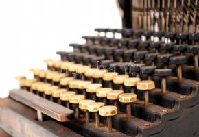 The Smith premier írógép, dupla soros,eredeti tartójában, közepes állapotban, jelzett,   27×40 cm, m...