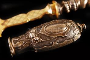 Ezüst (Ag.) nyelű tortalapát, jelzett, törött a nyélnél, lapát gazdagon díszített, h:29 cm