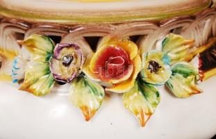 Virágos levesestál, Kézzel festett, jelzés nélkül, apró lepattanások a szirmokon, m:28 cm, h:29 cm