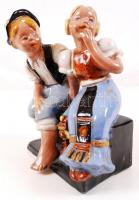 Komlós csodálkozó párocska, kézzel festett, jelzett, hibátlan, mázas kerámia, m:20cm, h:17 cm