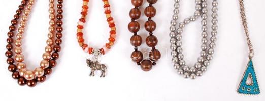 Bizsu tétel, benne 5 db nyaklánc, egy medál és egy kis rózsafüzér, összesen 7 db