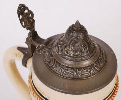 Jelzett ón fedeles sörös korsó, mázas kerámia, m:20 cm