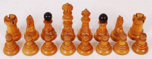 Fából készült sakkfigura készlet, 32 db