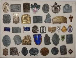 Nagy militária gyűjtemény I.V.H. 272 klf.db  kitűzők, sapkajelvények (csapattest, alakulat) különböző fegyvernemekből, benne sok jobbal, ezüsttel/Grosse Militaria-Sammlung I.W.K.Abzeichen,Orden,u.s.w.mit besseren und Silber T:nagyrészt 1,2, kisrészben 3, oxidált