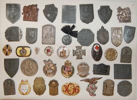 Nagy militária gyűjtemény I.V.H. 272 klf.db  kitűzők, sapkajelvények (csapattest, alakulat) különböz...