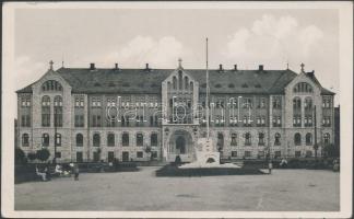 Pécs, Szent Mór Collegium, országzászló