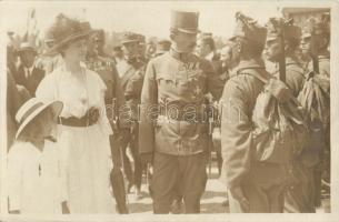1918 Pozsony, Károly király és Zita látogatása; a király katonákkal beszélget / Charles IV and Zita, photo