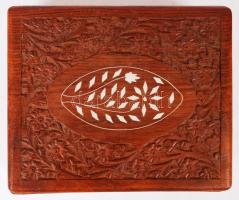 Faragott fa doboz virág mintákkal, plüss belsővel, 16×20 cm