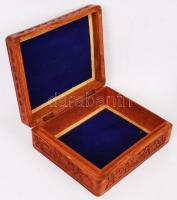 Faragott fa doboz virág mintákkal, plüss belsővel, 16×20 cm