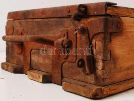 cca 1910 Katonaláda működő zárszerkezettel / Military box 56x30 cm