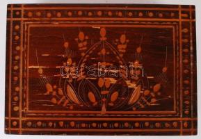 Szépen díszített fadoboz, benne 12 db kisautóval, 24x16x8 cm