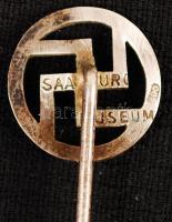 cca 1940 ezüst (Ag.) horogkeresztes kitűző, jelzett, hátán "Saalburg Museum" felirattal, b...