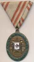 1914. "Vörös Kereszt Bronz Díszérme hadidíszítménnyel" zománcozott Br kitüntetés mellszalagon T:2- zománc hiba Hungary 1914. "Red-Cross Bronze Medal with military ornament" enamelled bronze decoration on ribbon C:VF enamel error NMK 287.