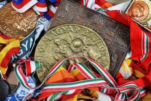 ~80db-os vegyes SPORT témájú díjérem, plakett és emlékérem gyűjtemény, a legtöbb dísztokban, jelzett...