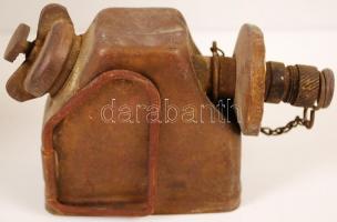 Régi kisméretű benzines lámpa, fém tálka az alján érmével, régi névtábla