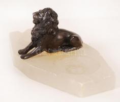 Fém oroszlán alabástrom talapzaton, 19x9x7 cm