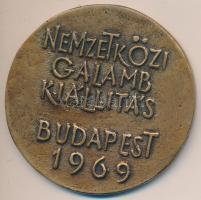 Kiss Kovács Gyula (1922-1984) 1969. "Nemzetközi Galamb Kiállítás Budapest" szignó nélküli Br plakett (70,5mm) T:2