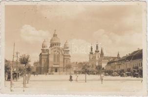 Marosvásárhely, Széchenyi tér, templom, gyógyszertár / square, church, pharmacy, automobiles