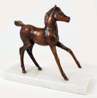 László Péter (1918-2012): Csikó. Bronz, jelzés nélkül, márvány talapzaton, m:18 cm, h:18 cm