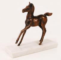 László Péter (1918-2012): Csikó. Bronz, jelzés nélkül, márvány talapzaton, m:18 cm, h:18 cm