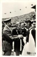 Der Marathon-Sieger von Athen 1896 überreicht den Ölzweig aus Olympia / Adolf Hitler and the winner of the 1896 Olympic Games, So. Stpl