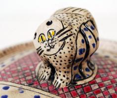 Bán Mariann (1946-): Cicás bonbonier, kézzel festett, jelzett, hibátlan, m:13 cm, d:14 cm