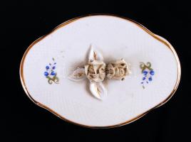 Hollóházi rózsás bonbonier, matricás, jelzett, hibátlan, 16×11 cm /
Chinaware bonbonier in flawless ...